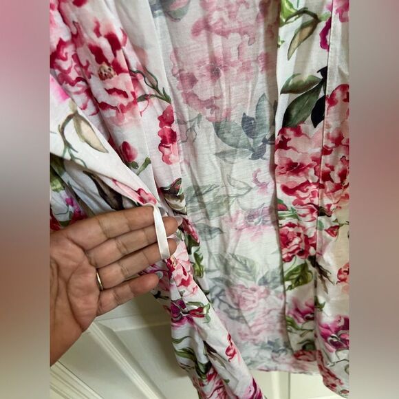 Show me your Mumu Brie Robe/Kimono Floral Pink and White, shabby chich, boho - Picture 3 of 5